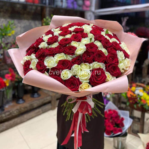 Букет из 101 красной и белой розы  